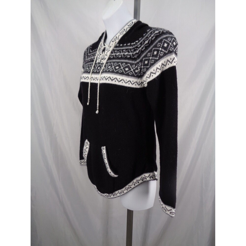 Elegant Black and White Patterned Hooded Sweater - Picture 5 of 16